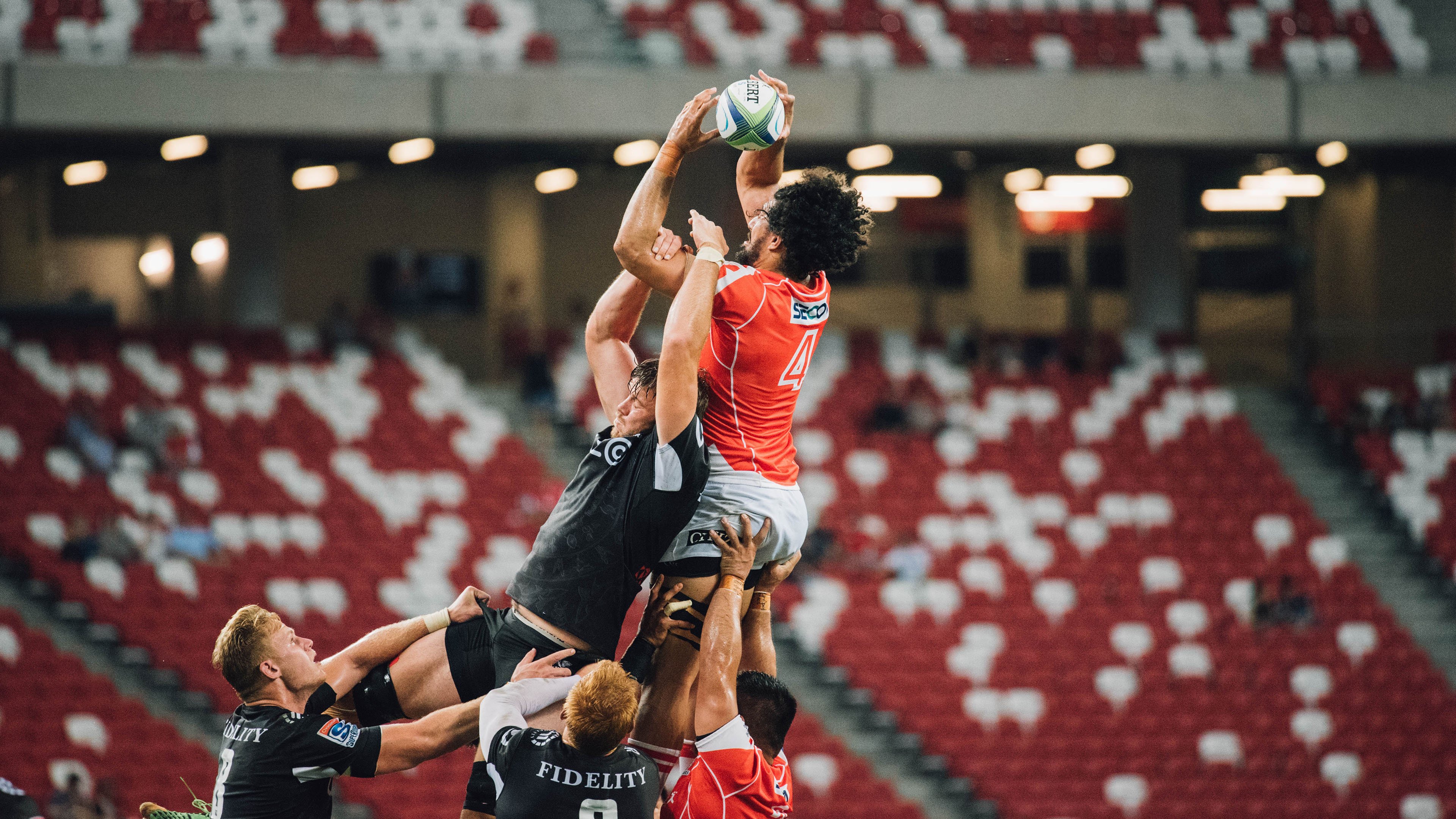 高校橄榄球七人制联赛 速度与对抗点燃校园看台